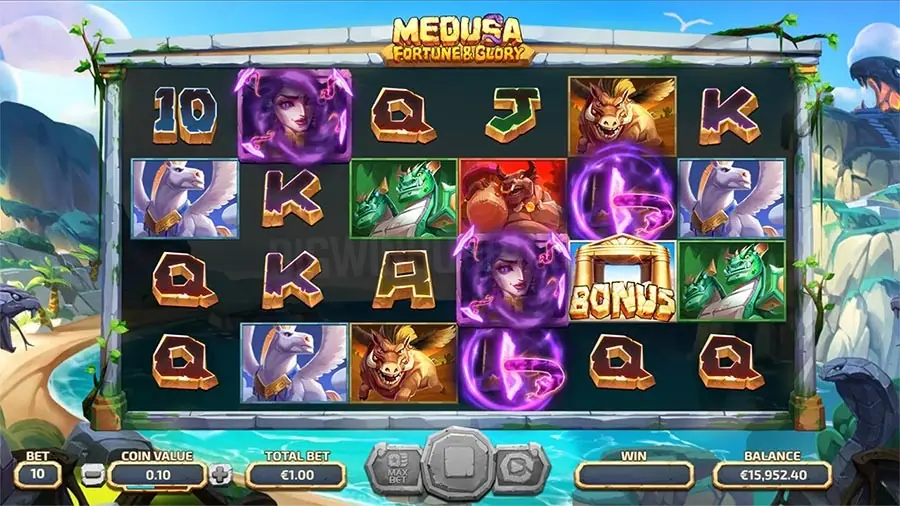 Layar slot Medusa Fortune and Glory dengan gulungan batu, simbol Medusa, kuda bersayap dan babi hutan