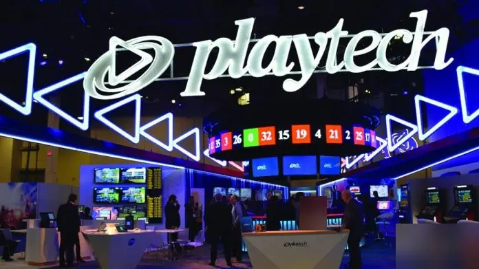 Stan pameran Playtech dengan logo besar bercahaya dan papan angka roulette melingkar