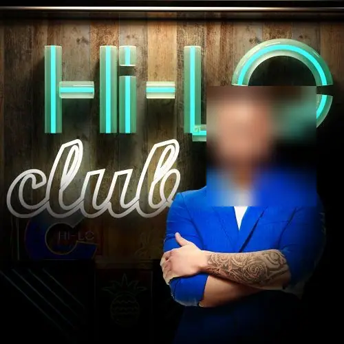 Sampul Hi-Lo Club dengan huruf neon hijau dan presenter berjas biru, wajah disamarkan